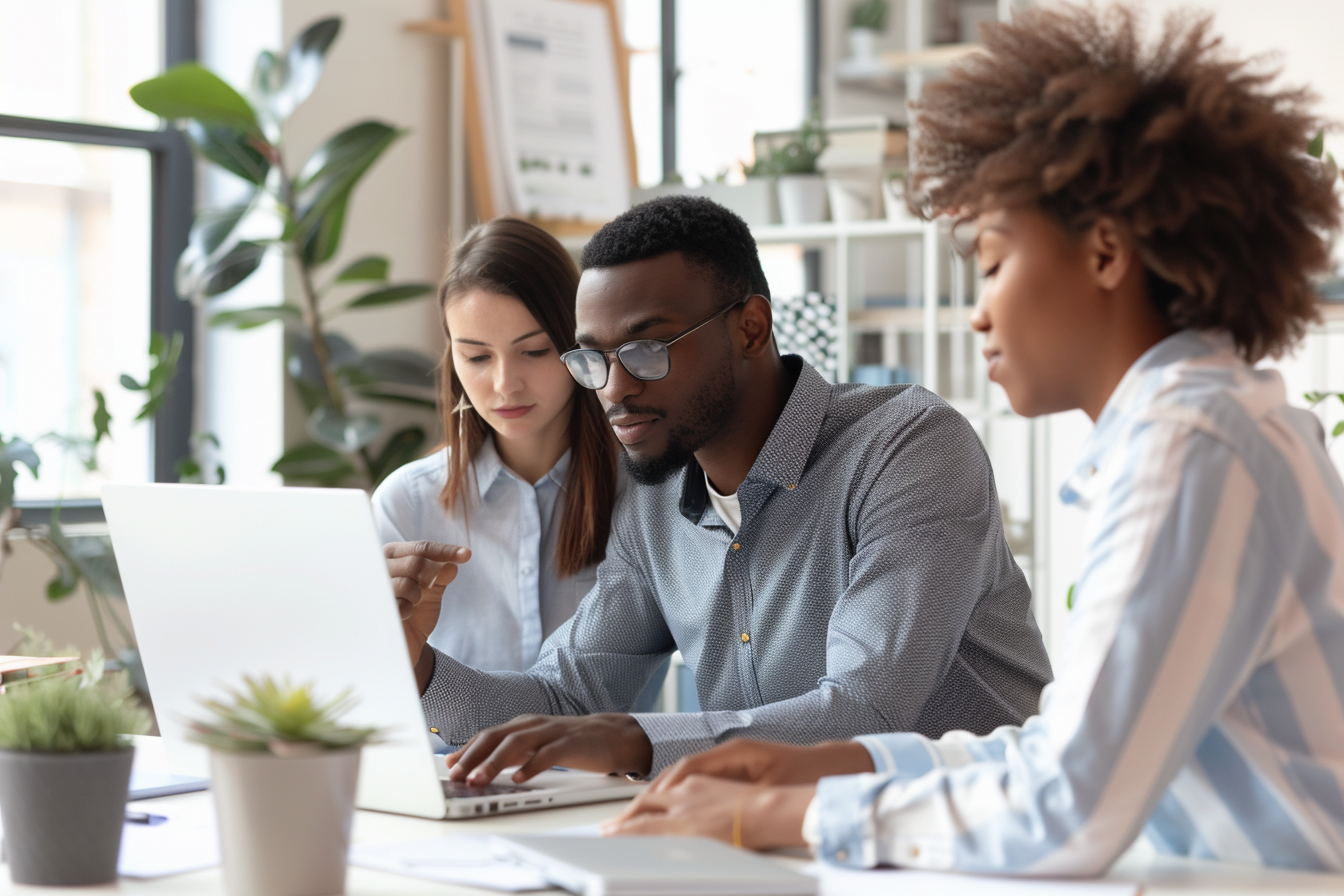 Équipe Linkedpro travaillant sur l'optimisation de profils